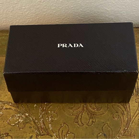 COPY - Stunning Prada sunglasses with case and box - Picture 5 of 8